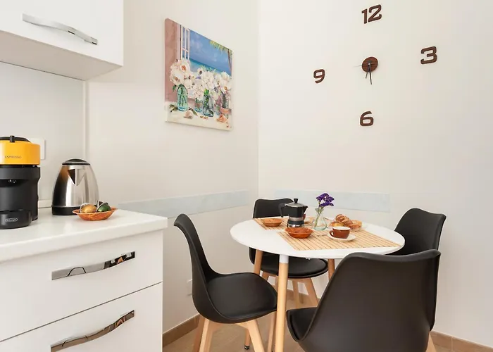 Alma Luxury Elegant 1br Quartiere Africano Self Check In Metro B Apartment *